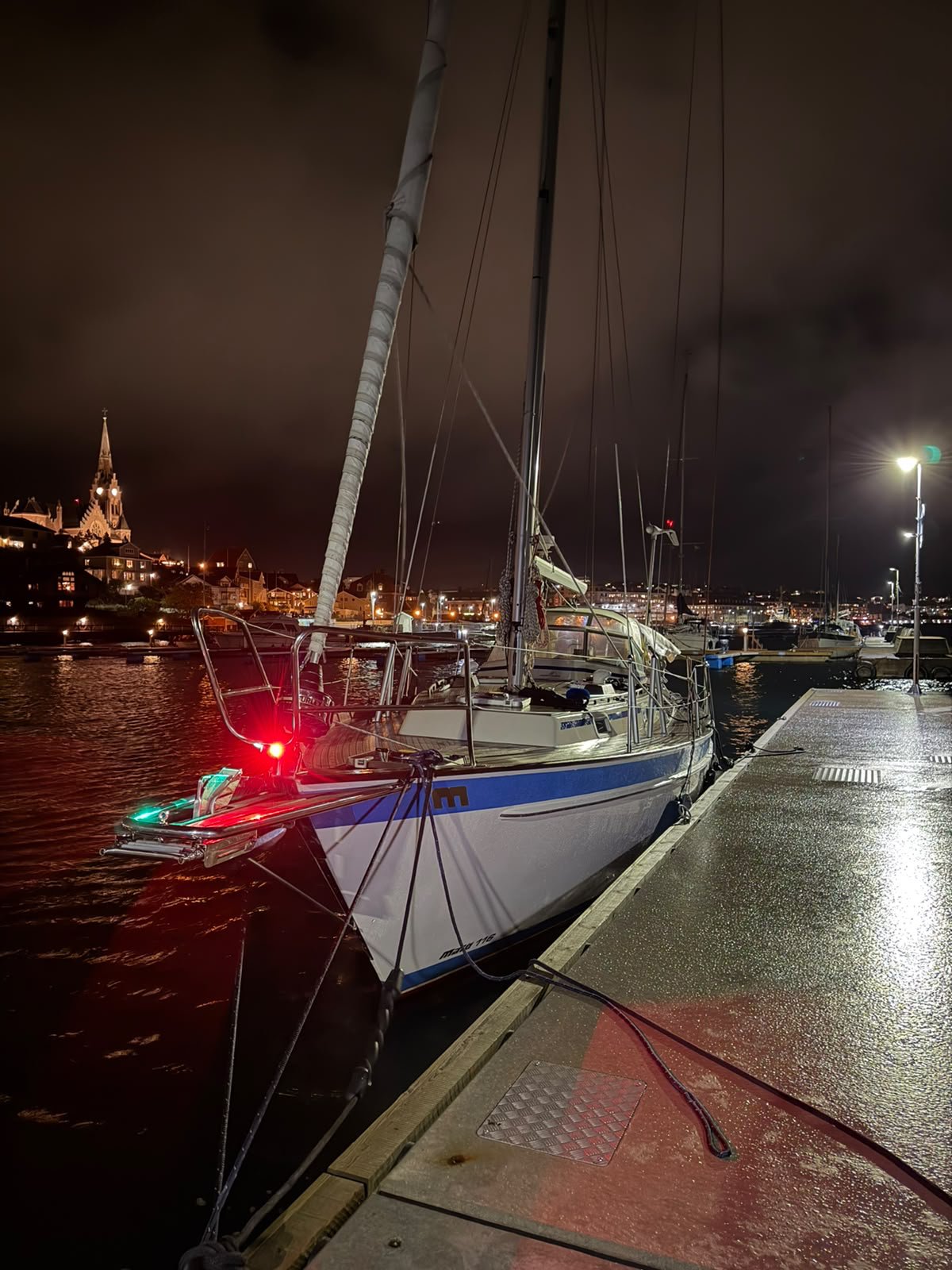 Segelbåt förtöjd i hamn en natt